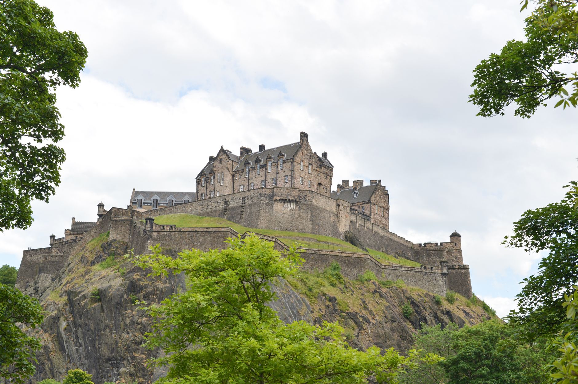 Edinburgh Castle boven de skyline van de Schotse hoofdstad waar de Grand Depart start