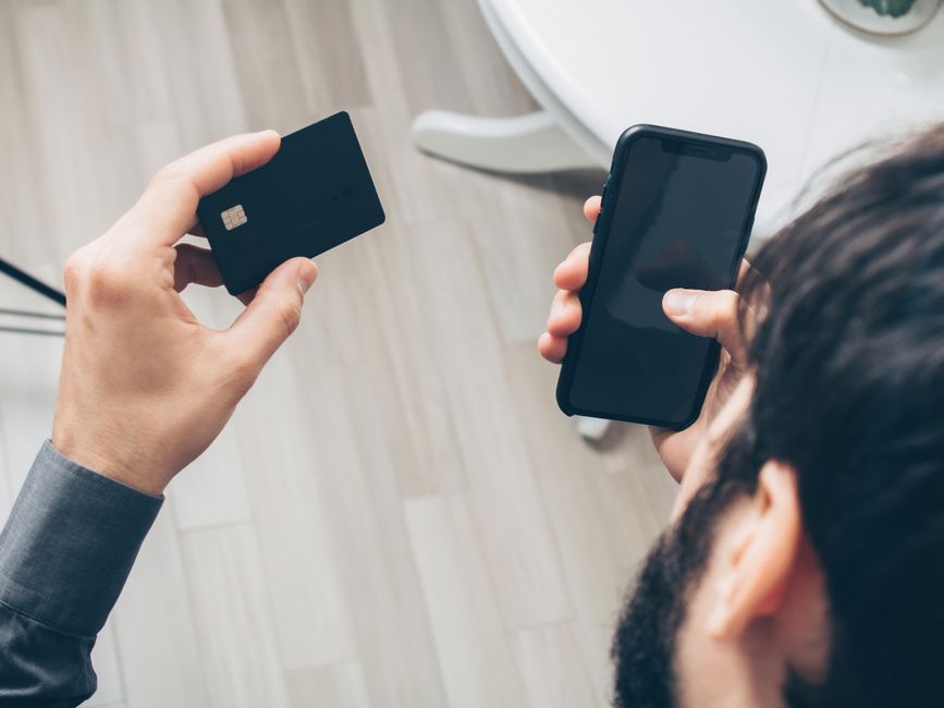 Debitcard klaar om de UK ETA van 20 pond te betalen