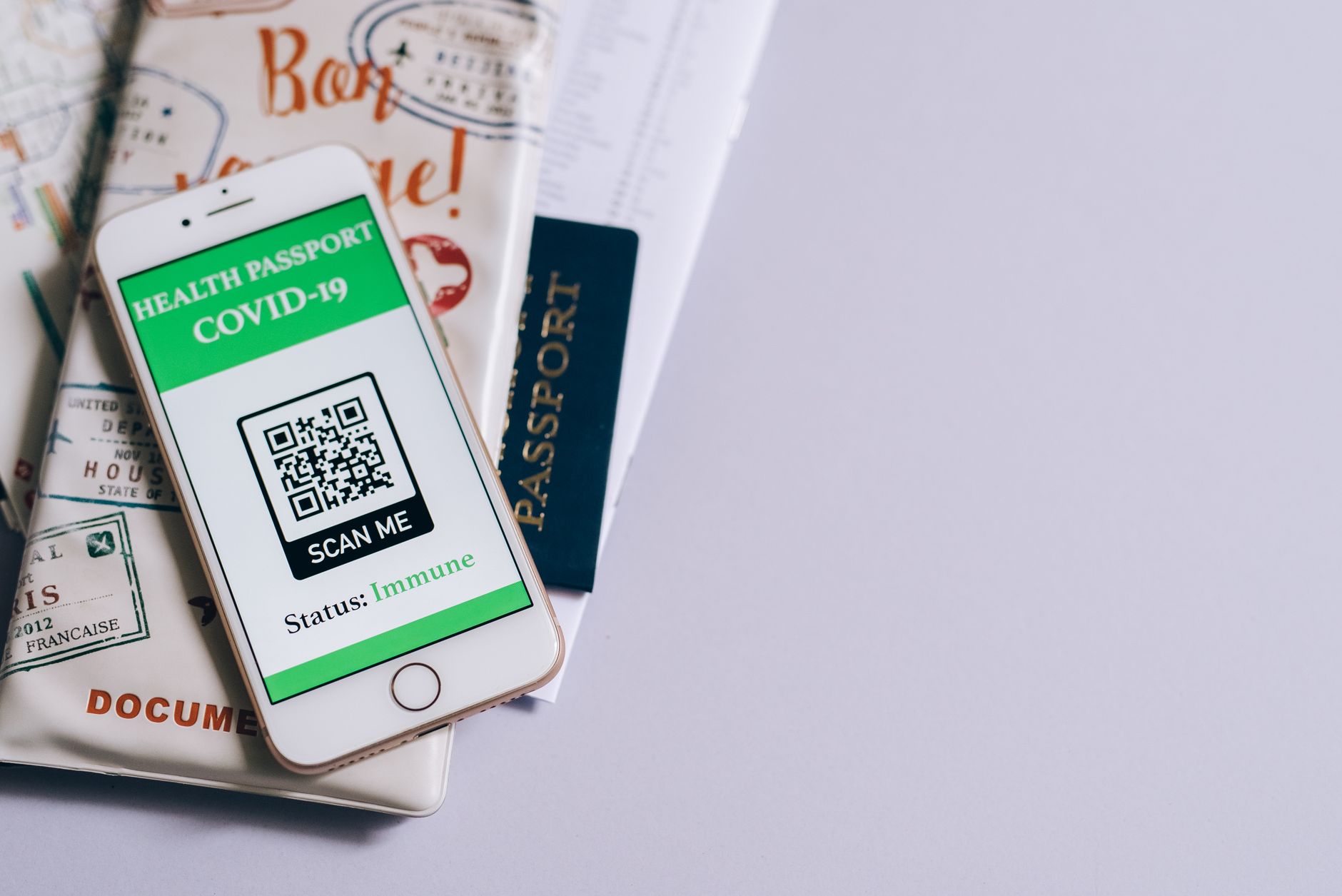 Smartphone met de officiële app die de paspoortchip scant tijdens het invullen