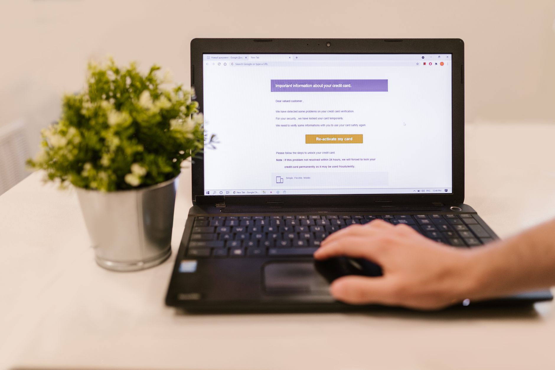 Laptop met een e-mail als bevestiging van de goedgekeurde reisautorisatie voor het VK