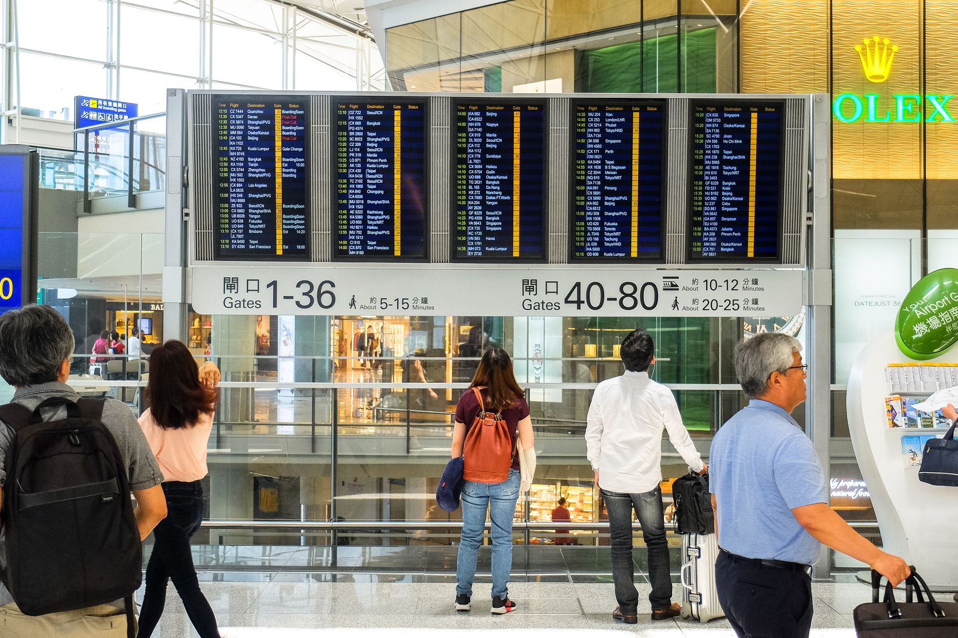 Vertrekhal op de luchthaven met reizigers die op weg zijn naar Engeland