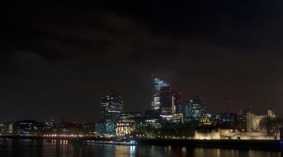 Wandelaars met jassen langs de South Bank in Londen in september
