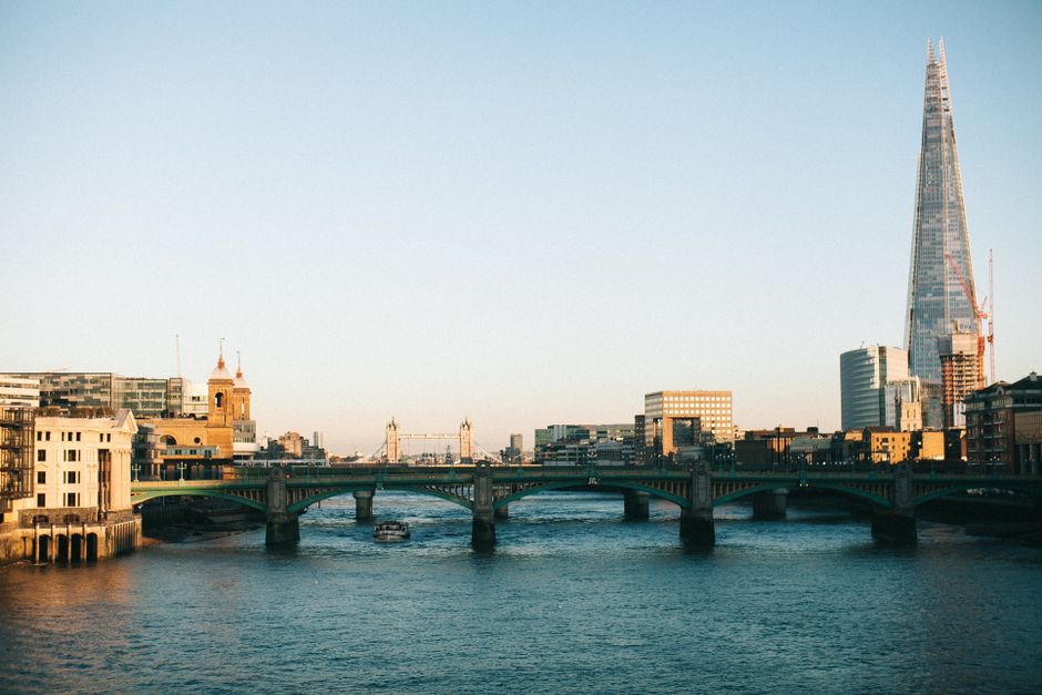 Boten en menigte langs de Theems in Londen op een milde nazomerdag