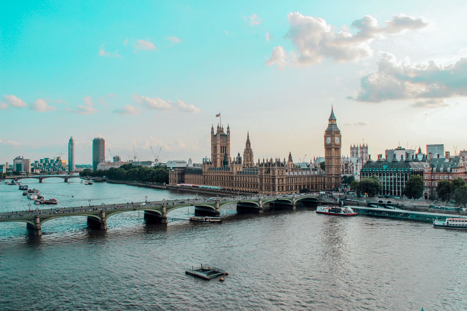 Bezoekers bekijken een historisch gebouw in Londen tijdens een festival in september