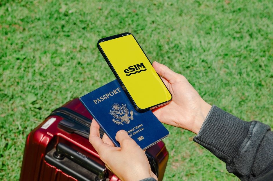Close-up van een Brits paspoort met een betaalkaart voor de ETA-aanvraag van £20