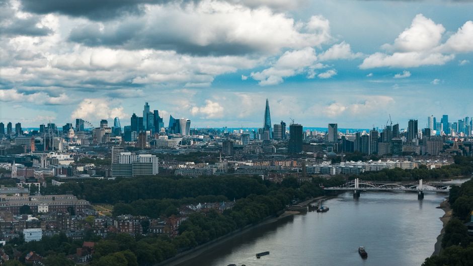 Straatbeeld van een levendige wijk in Londen buiten het toeristenseizoen