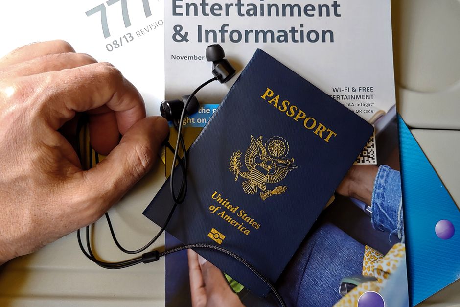 Amerikaans reisdocument en laptop met het online ESTA-formulier voor Amerika op het scherm