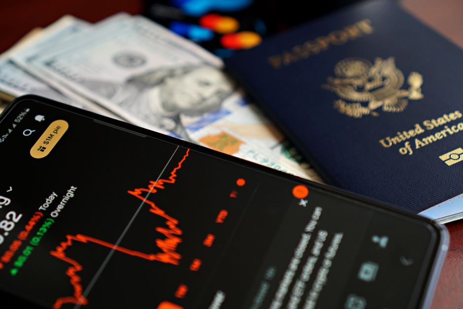 Paspoort en telefoon liggen klaar voor het scannen tijdens de UK ETA-aanvraag