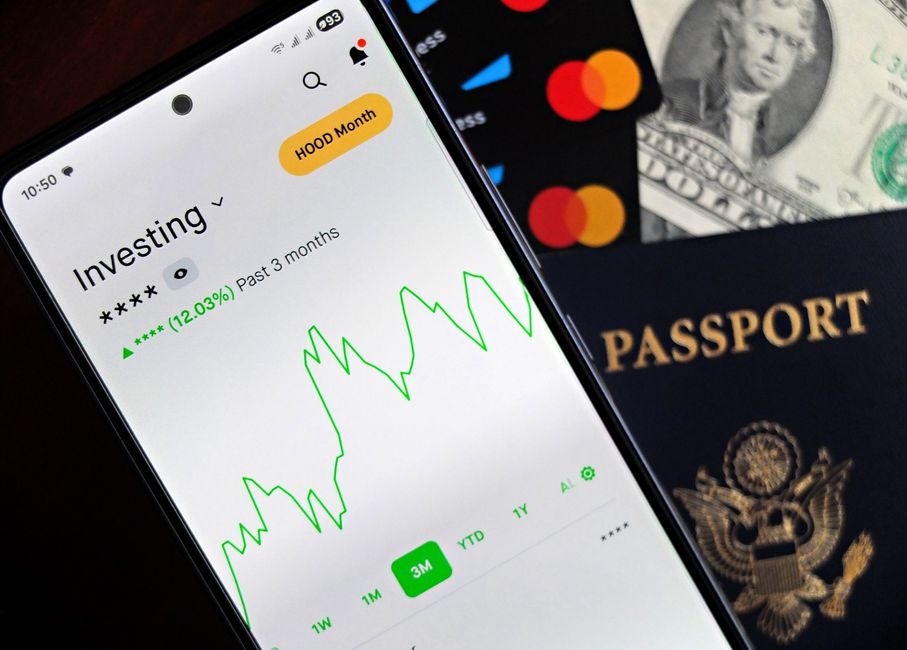Nederlandse reiziger vult op een smartphone de Engelstalige UK ETA-aanvraag in aan de keukentafel