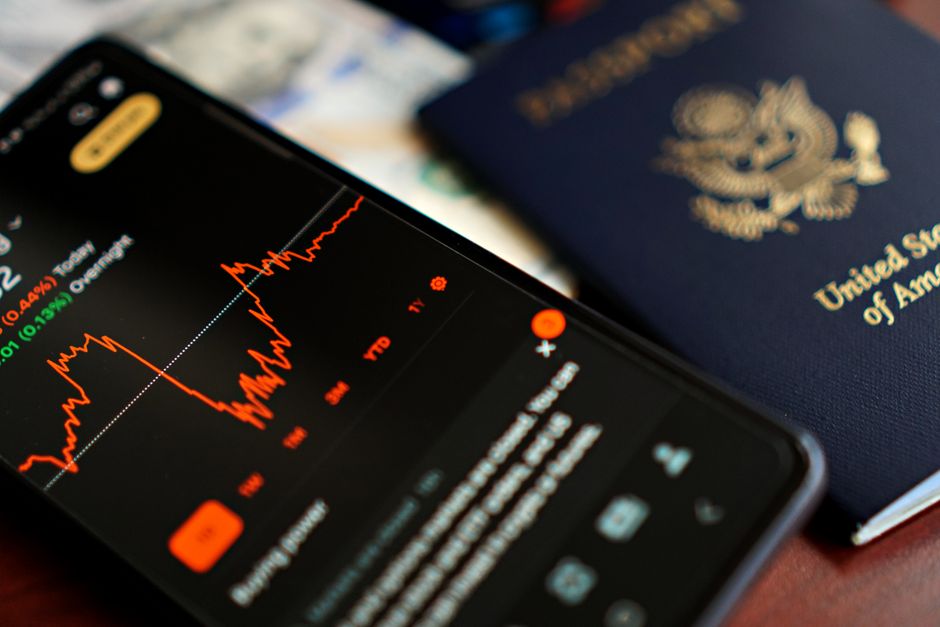 Persoon fotografeert een paspoort met de smartphone voor een aanvraag