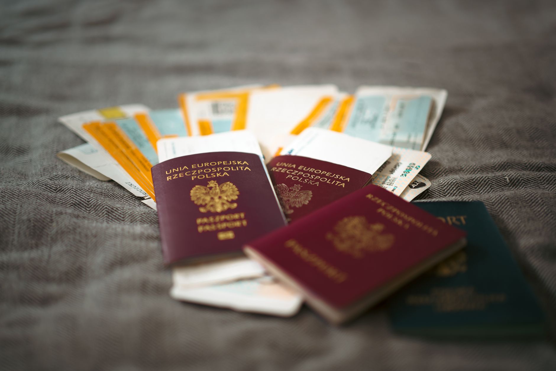 Paspoort en instapkaart met een UK ETA voor een concert in Londen klaar voor vertrek