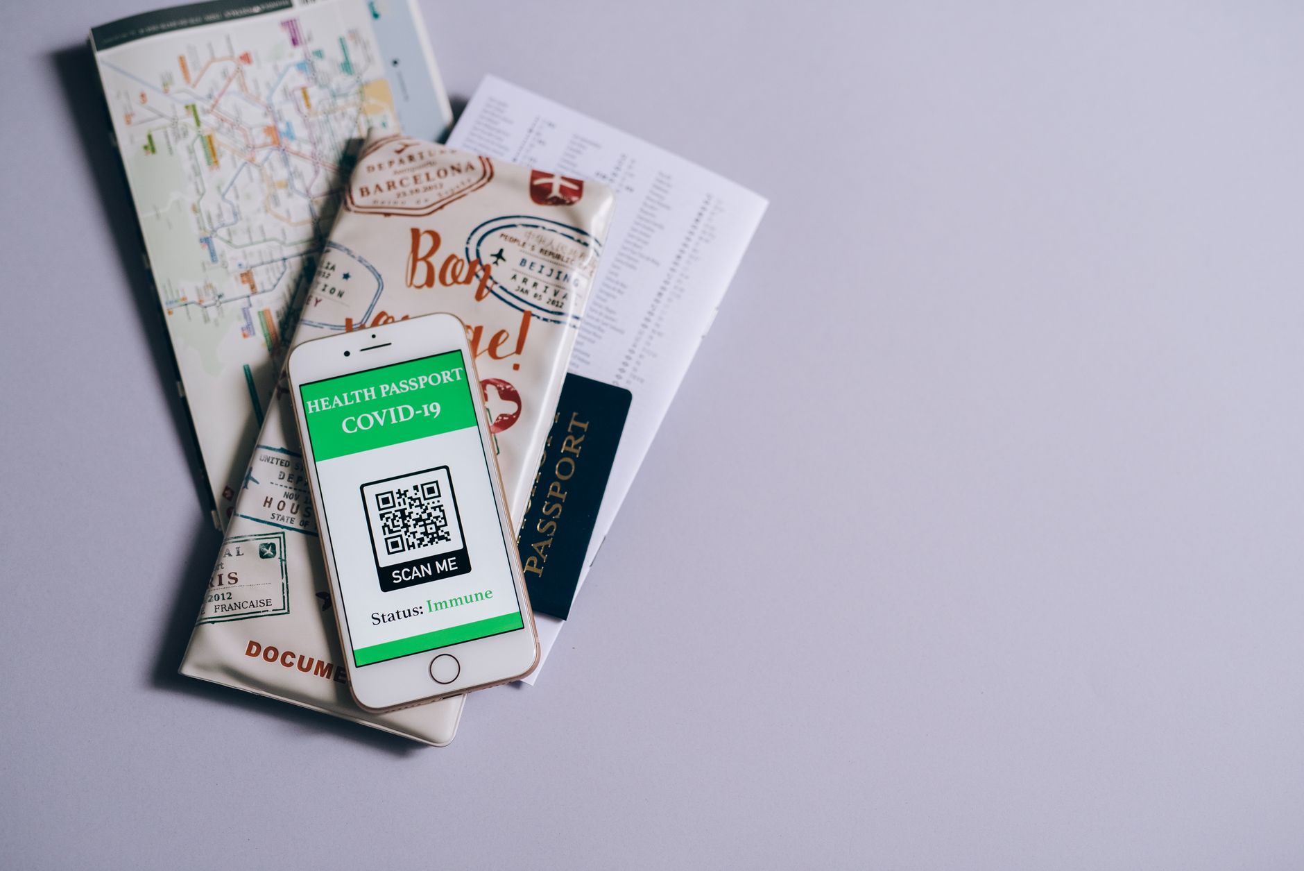Paspoort en smartphone met een UK ETA-aanvraag voor een reis naar Groot-Brittannie