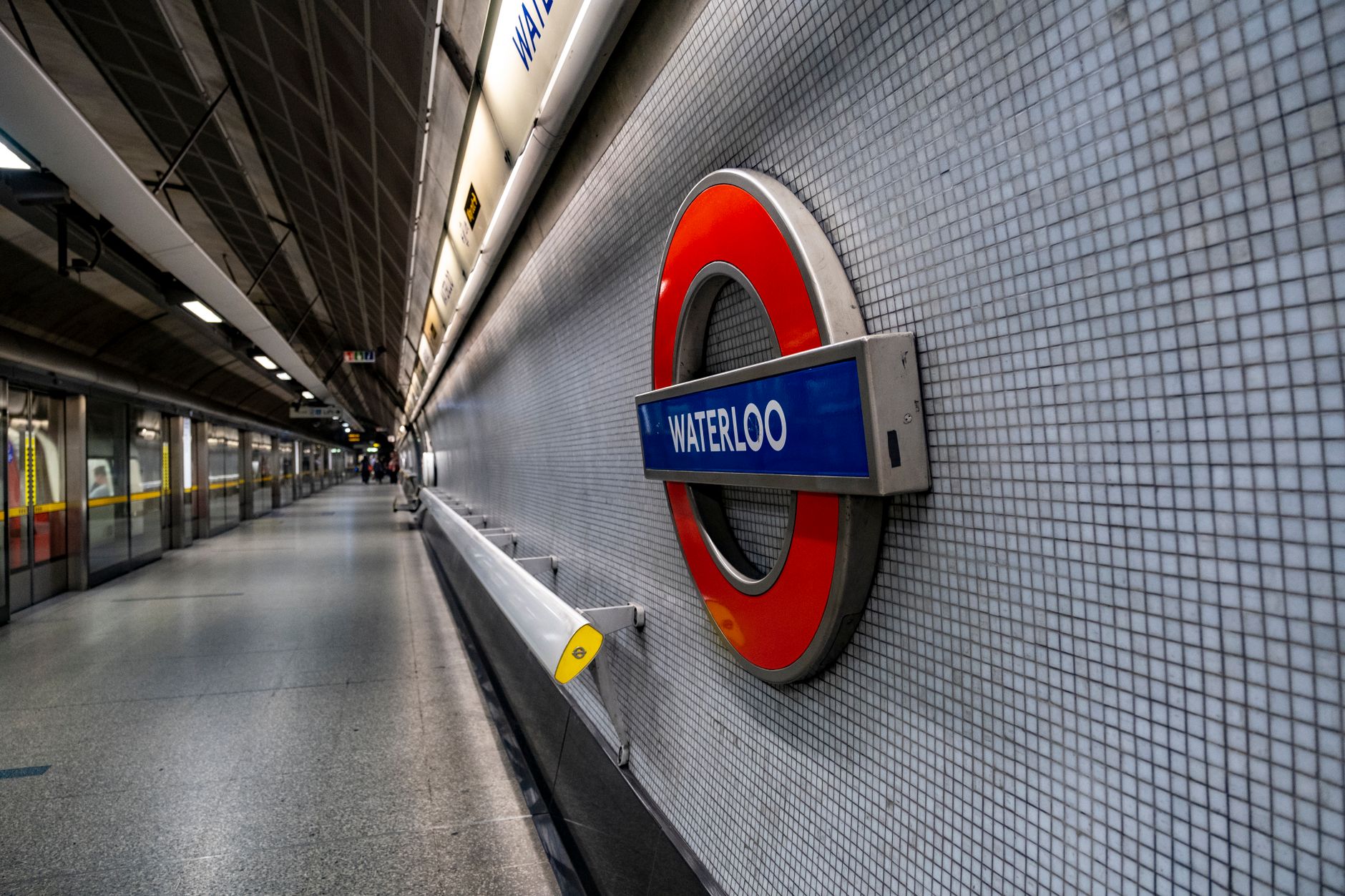 Perron van de London Underground waar concertgangers naar Wembley reizen met de metro