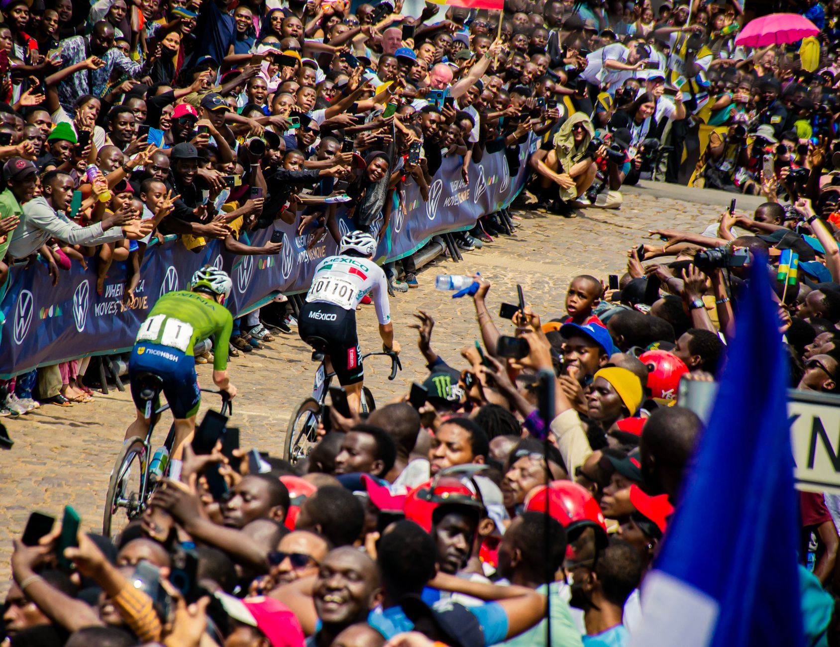 Toeschouwers juichen langs de weg voor wielrenners tijdens de Tour de France 2027