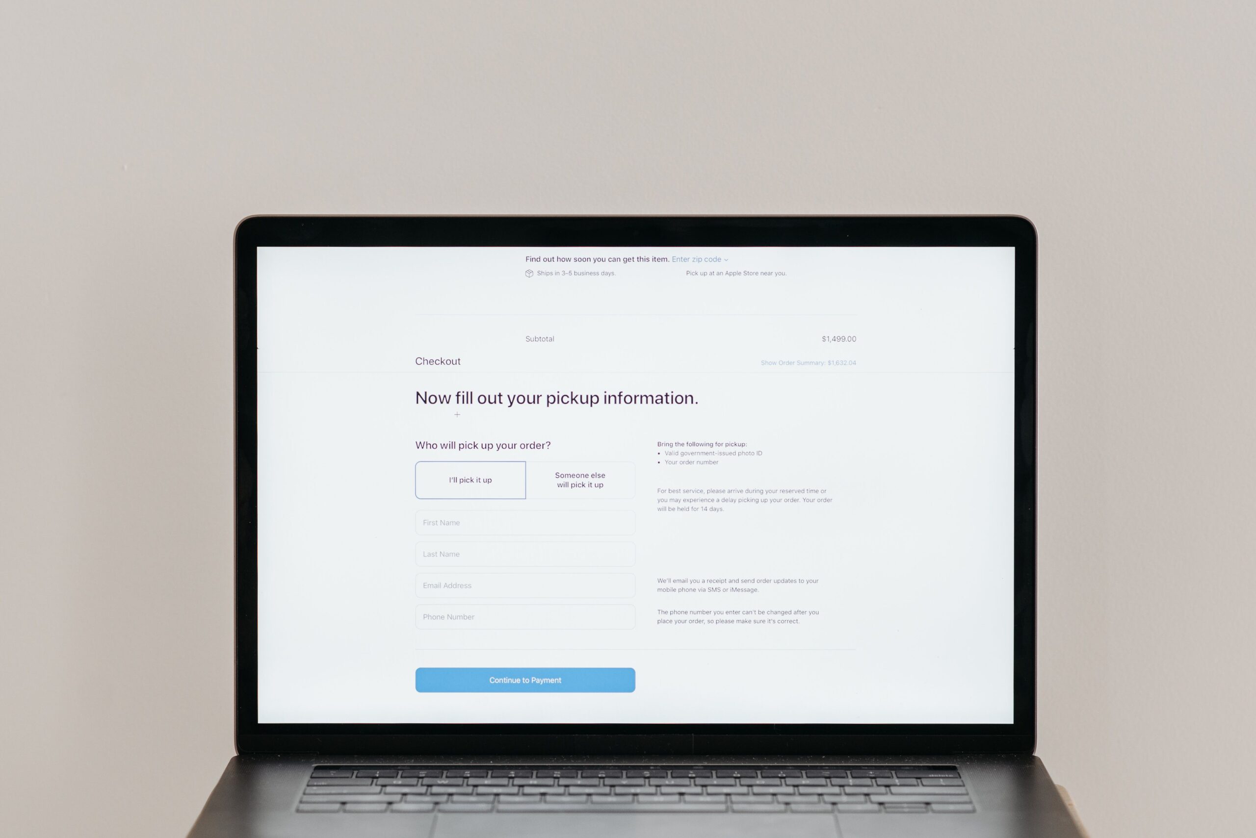 Laptop toont een online formulier met een betaalscherm voor een aanvraag