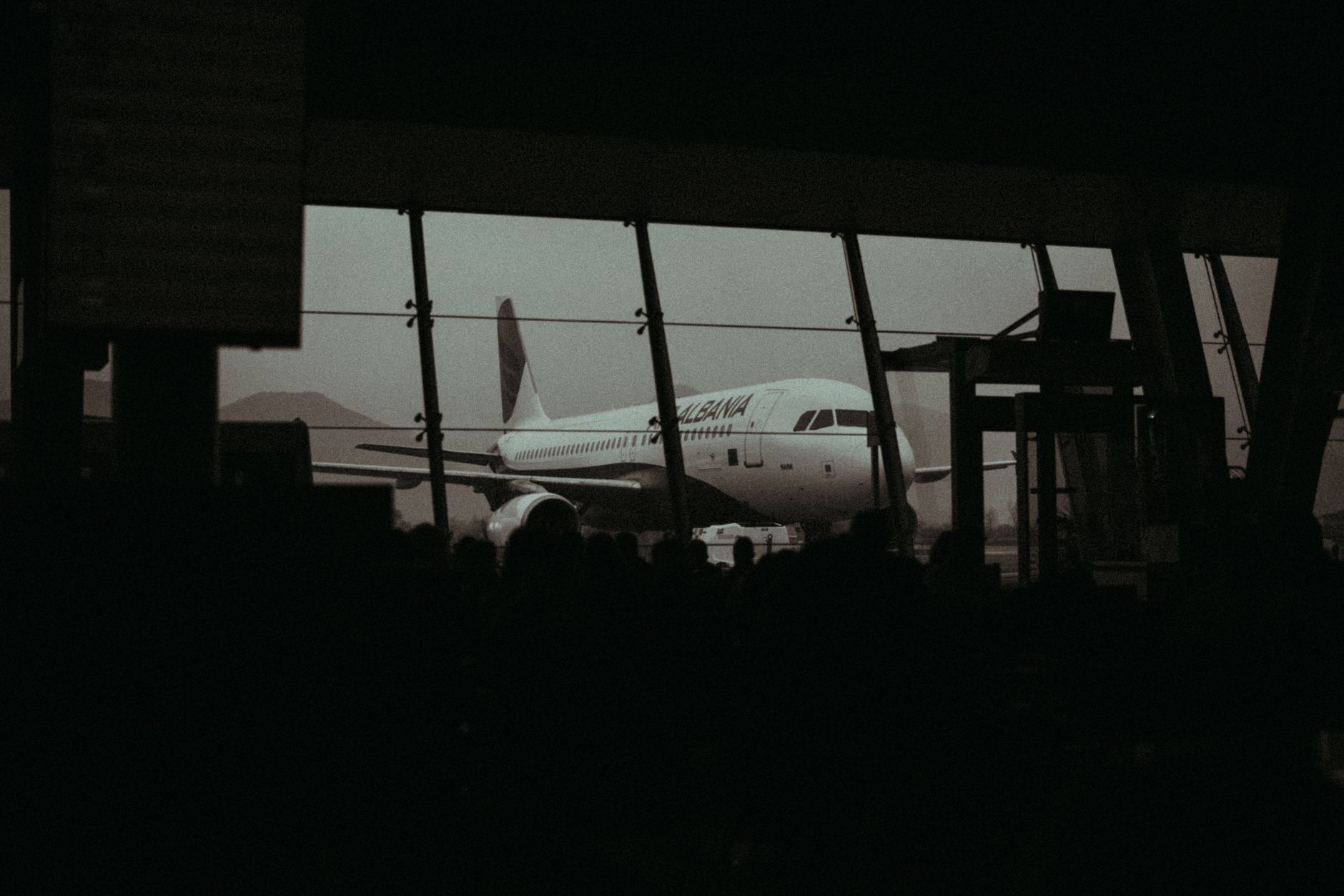 Vliegtuig bij de gate op een luchthaven voor een korte vlucht naar Londen voor een concert