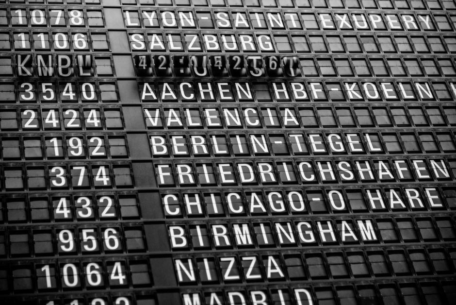Vertrekhal van de luchthaven met wachtende reizigers