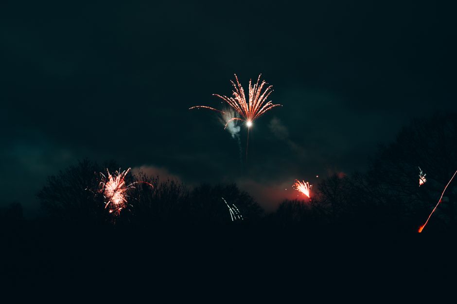 Bonfire Night vuurwerk boven een menigte in Engeland op 5 november