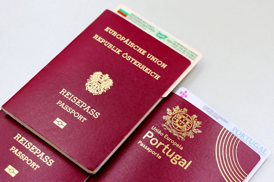 Nederlands paspoort met UK ETA klaar voor een reis naar Engeland