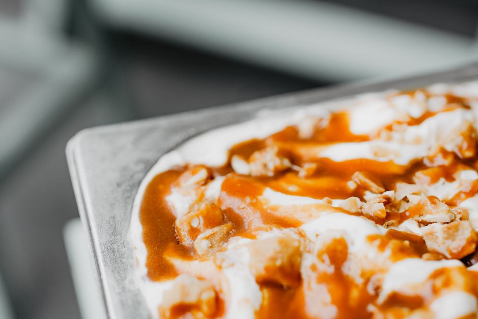Kraampje met toffee apples en warm eten op een vuurwerkavond in Engeland