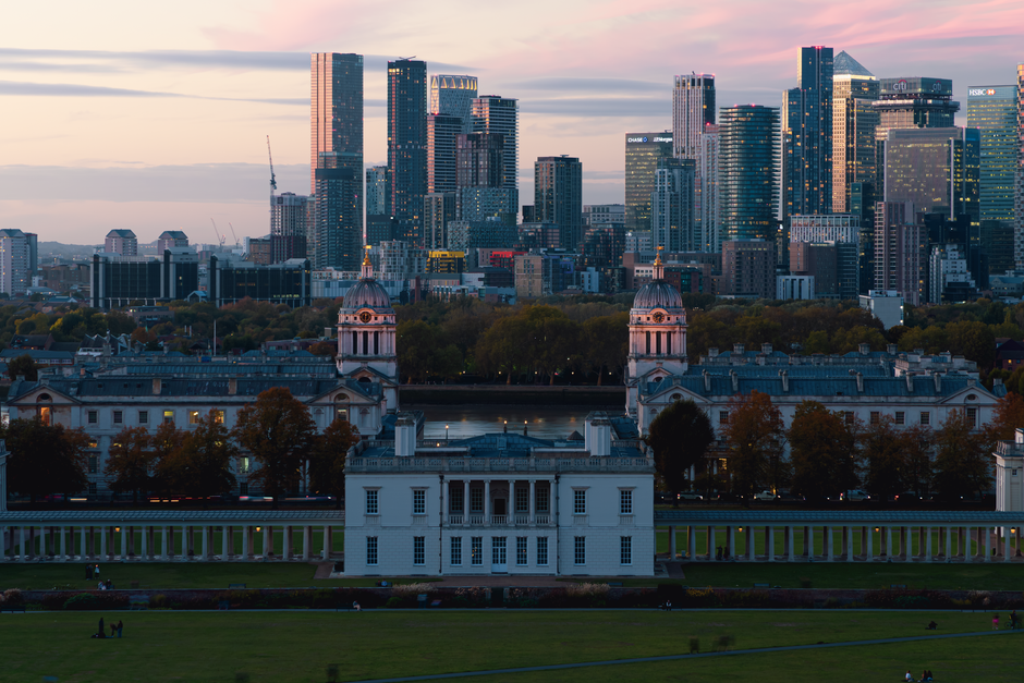 Londens park in de vroege avond in november met vuurwerkshow
